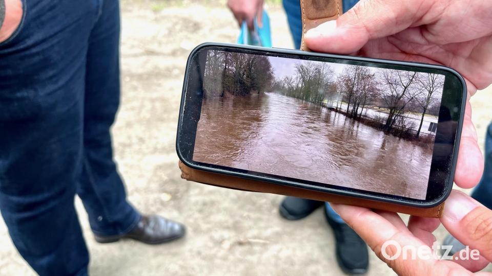 Massive Überschwemmungen gab es zuletzt im Dezember 2023. OB Jens Meyer zeigt dem Bauausschuss Handyaufnahmen. Bild: Gabi Schönberger