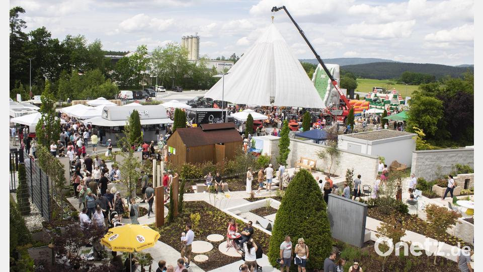 Beim Tag des Gartens auf dem Godelmann-Gelände holen sich die Besucher – über 4500 wurden gezählt – Gestaltungstipps. Bild: Nico Kölbel/exb