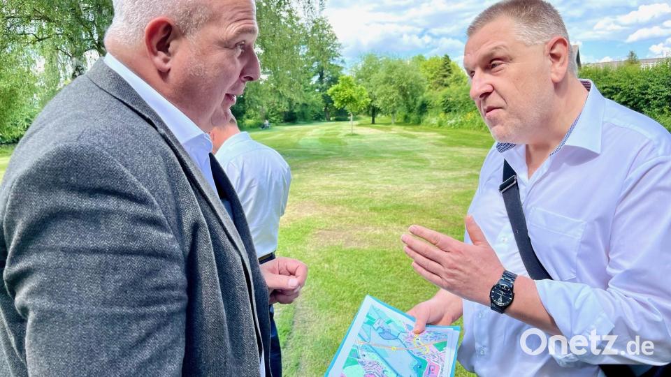 Helmut Jahn vom Wasserwirtschaftsamt erläutert den Bauausschussmitgliedern die Bestimmungen. Im östlichen Teil des Stadtbads (im Hintergrund) sieht er keine Hochwasserprobleme. Bild: Gabi Schönberger