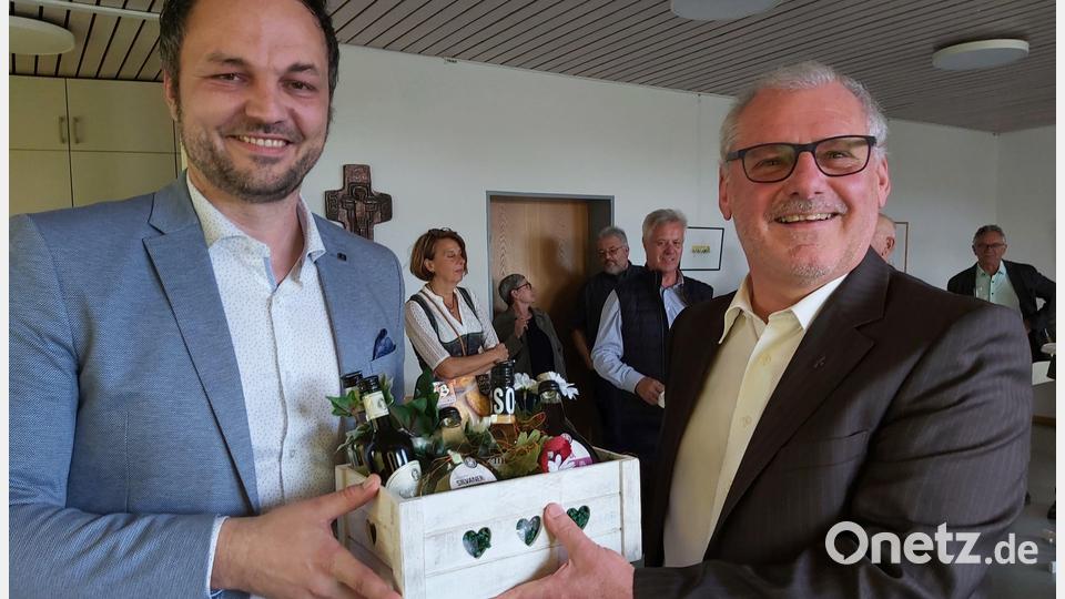 Caritas-Vorstandsvorsitzender Michael Trummer (links) bedankte sich mit einem Präsent bei Diakon Richard Sellmeyer (rechts). Bild: Franziska Lehmann/exb