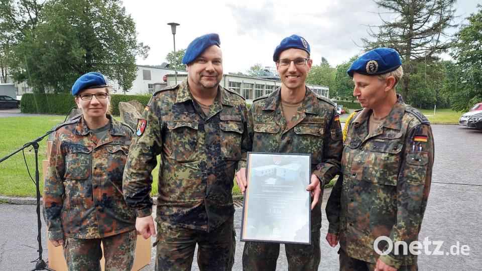 Oberstarzt Dr. Roland Vogl (Zweiter von links) überreichte Oberfeldarzt Dr. Korbinian Völkl die Gründungsurkunde für das Sanitätszentrum Oberviechtach. Rechts dessen künftiger Kompaniefeldwebel, Michaela Gruber, links Oberfeldarzt Amalie Keil. Bild: lg