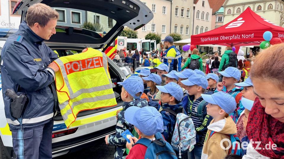 Besonders die Polizei kommt bei den Kindern gut an. Bild: Mutiara Sudarma
