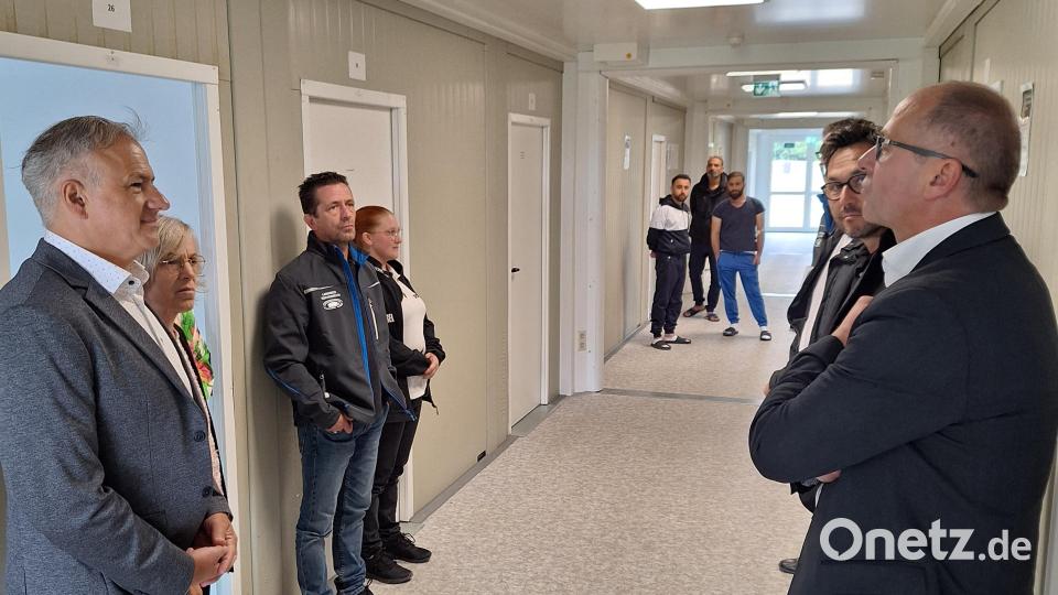 Roland Grillmeier und Anita Heindl (links), Roman Schäffler (rechts) sowie weitere Verantwortliche und Security bei der Begehung. Bild: Fabian Polster/Landratsamt Tirschenreuth/exb