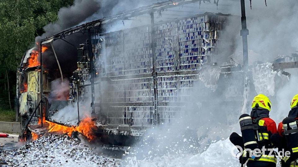 Auf der A93 ist am Donnerstag, 13.6. 2023, ein Lkw mit Getränkedosen in Brand geraten. Bild: Feuerwehr Markt Bad Abbach