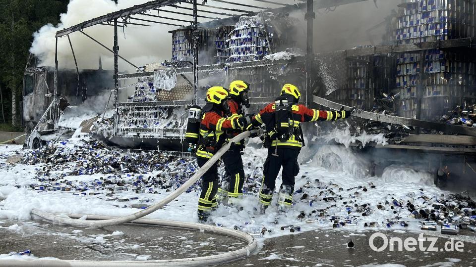 Auf der A93 ist am Donnerstag, 13.6. 2023, ein Lkw mit Getränkedosen in Brand geraten. Bild: Feuerwehr Markt Bad Abbach