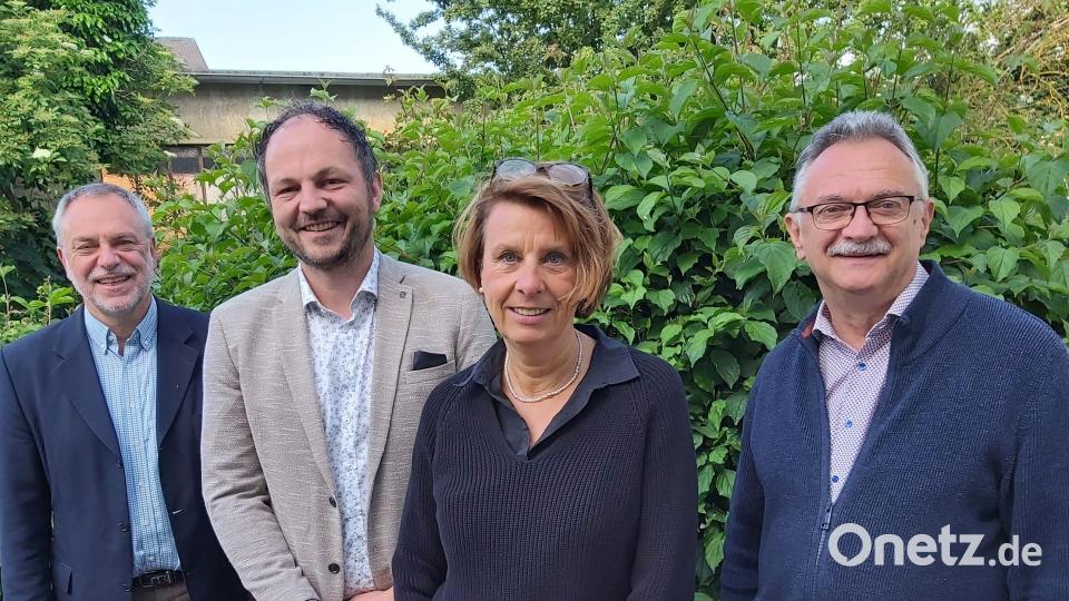 Der neue Caritas-Vorstand Amberg-Sulzbach: Von links Pfarrer Josef Irlbacher (Geistlicher Beirat), Michael Trummer (Vorstandsvorsitzender), Birgit Singer-Grimm (Vorständin) und Wolfgang Rattai (stellvertretender Vorsitzender). Bild: Franziska Lehmann/exb