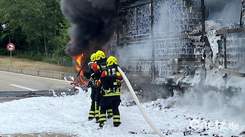 Auf der A93 ist am Donnerstag, 13.6. 2023, ein Lkw mit Getränkedosen in Brand geraten. Bild: Feuerwehr Markt Bad Abbach