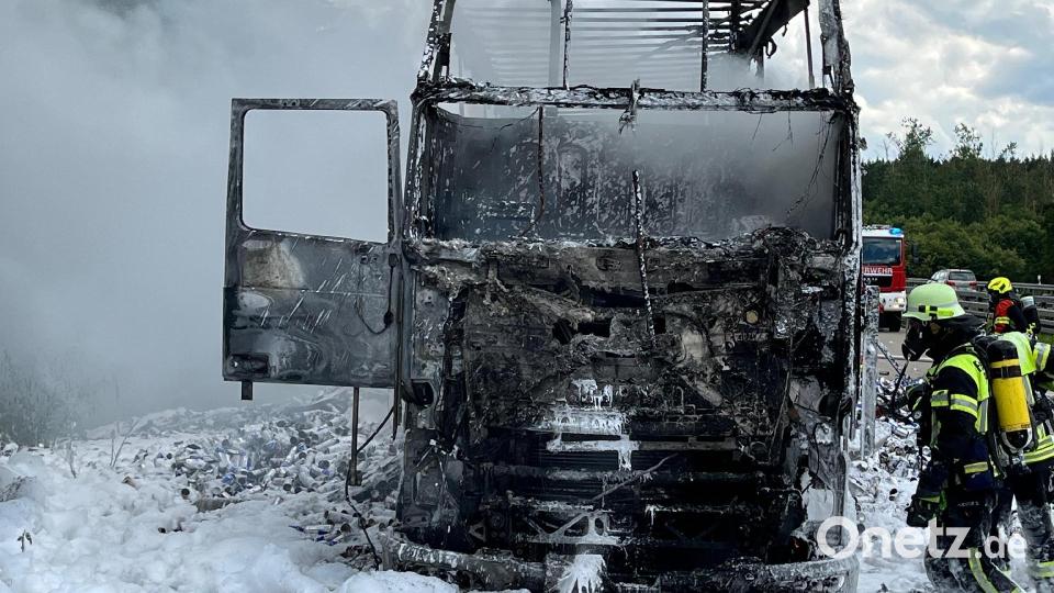 Auf der A93 ist am Donnerstag, 13.6. 2023, ein Lkw mit Getränkedosen in Brand geraten. Bild: Feuerwehr Markt Bad Abbach
