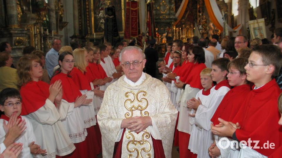 Ein Blick zurück auf die Abschiedsfeier von Pfarrer Josef Schön in Luhe. Der beliebte frühere Seelsorger starb am 11. Juni. Bild: mue