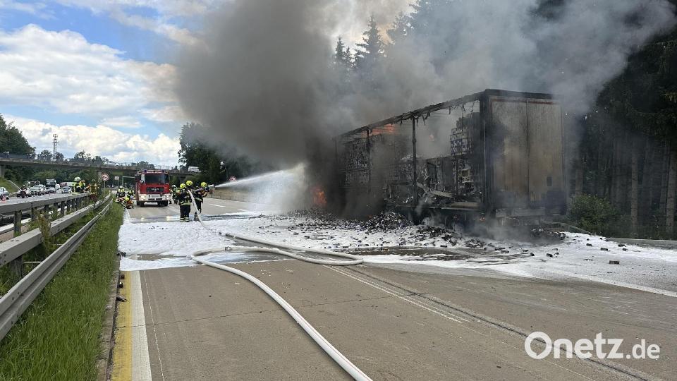 Auf der A93 ist am Donnerstag, 13.6. 2023, ein Lkw mit Getränkedosen in Brand geraten. Bild: Feuerwehr Markt Bad Abbach