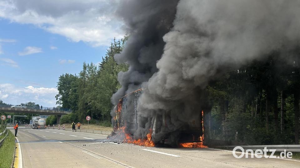 Auf der A93 ist am Donnerstag, 13.6. 2023, ein Lkw mit Getränkedosen in Brand geraten. Bild: Feuerwehr Markt Bad Abbach