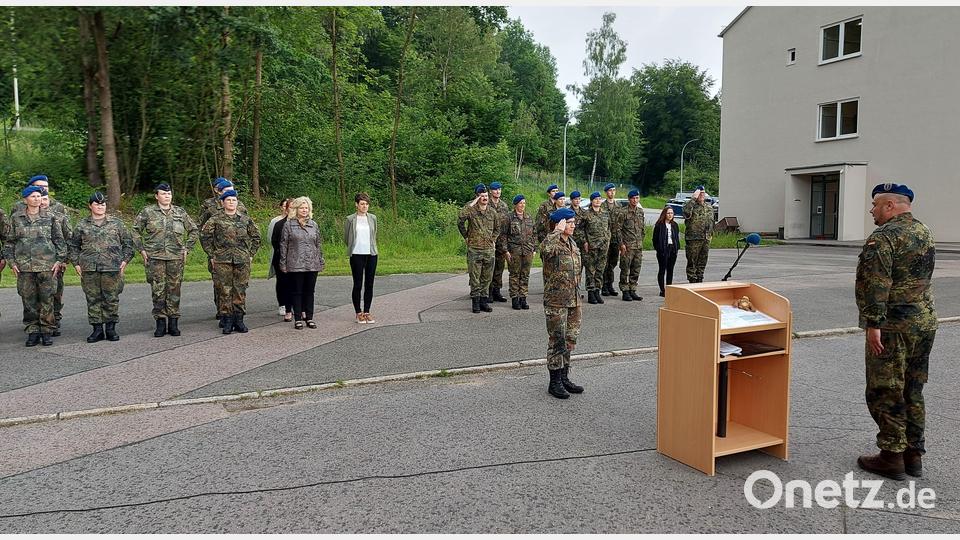 Zum Appell vor dem San-Bereich mit Oberstarzt Dr. Roland Vogl (rechts) waren auch zivile Gäste geladen. Bild: lg