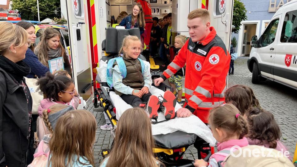 Im Krankenwagen sollen die Kinder die Angst vor den Helfern verlieren. Bild: Mutiara Sudarma