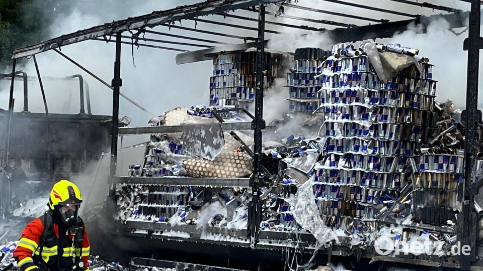 Auf der A93 ist am Donnerstag, 13.6. 2023, ein Lkw mit Getränkedosen in Brand geraten. Bild: Feuerwehr Markt Bad Abbach