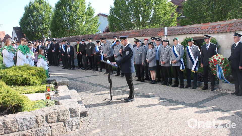 Ein Bekenntnis zu Frieden und Versöhnung legen der Burkhardsreuther Soldatenkameradschaftsvorsitzende Markus Reiß (am Redenerpult) und die anderen Teilnehmer des Jubiläumsfestes beim Gedenkakt am Gefallenenmahnmal ab. Bild: bjp