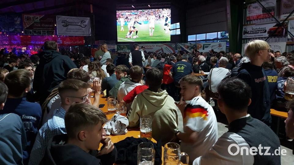 Feuerwehr und Fußball gehören beim Public Viewing in Nunzenried zusammen. Bild: lg