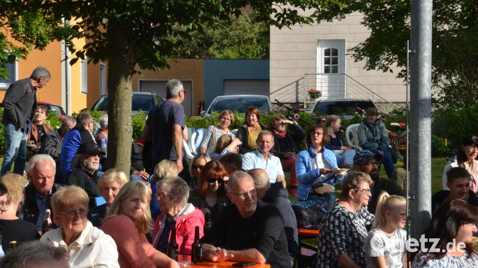 Immer mehr Besucher kamen im Laufe des Abends hinzu. Bild: dob