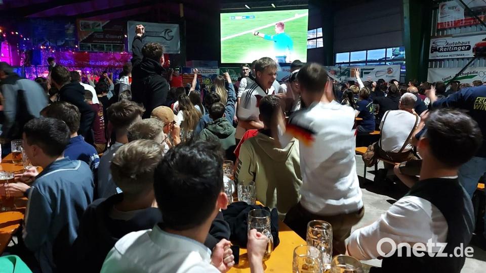 Begeisterung der Fans bei der Elfmeterentscheidung des Schiedsrichters, die Kai Havertz kurz vor der Pause zum 3:0 verwandelt. Bild: lg