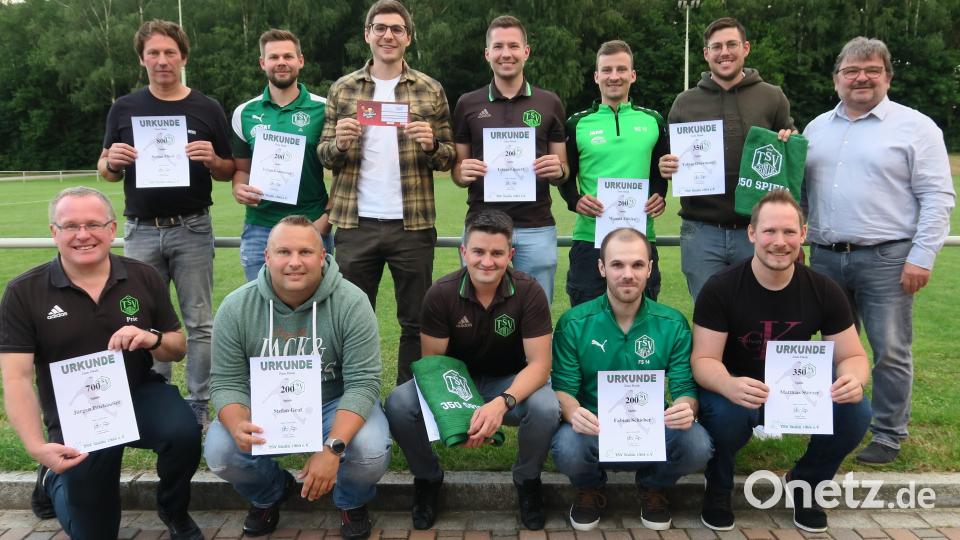 Die Fußballabteilung des TSV Stulln ehrt langjährige Aktive. Das Bild zeigt stehend von links: Stefan Flierl, Julian Linsmeier, Thomas Pröls, Tobias Lippert, Manuel Zühlke, Tobias Obermeier und Spartenleiter Jürgen Vetter. Knieend von links: Jürgen Priehäußer, Stefan Graf , Alexander Zühlke, Fabian Schieber und Matthias Störzer. Bild: Hirsch