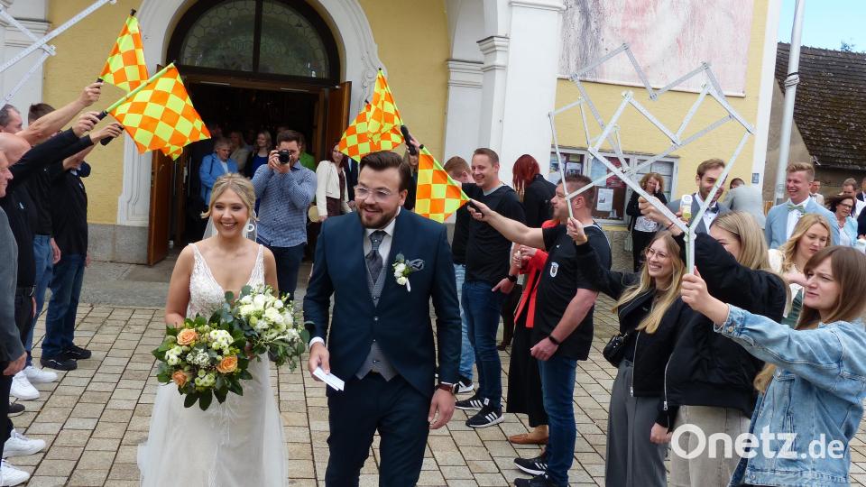 Das Brautpaar durchschreitet ein Schiedsrichter-Spalier. Bild: hme