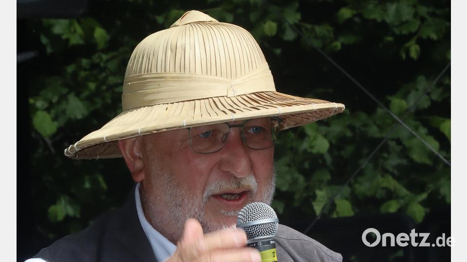 Sepp Lösch, ein profunden Rosenspezialist und passionierten Gartler, moderierte das Rosenfest. Bild: mfh