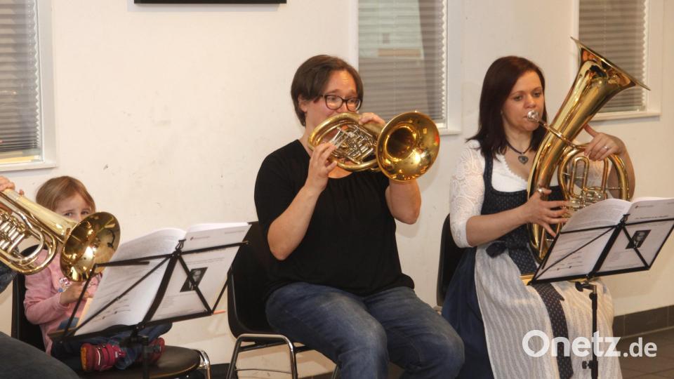 In den Räumen des Jugendtreffs treffen sich die Bläser zum Workshop. Bild: Hirsch