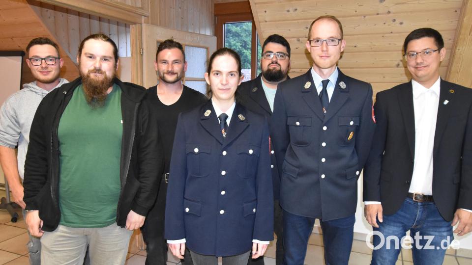 Dem neuen Feuerwehr-Vorstand gehören (von links) Simon Meyer, Mathias Flierl, Felix Ruder, Romy Dehling, Andreas Troglauer und Johannes Hufnagel an. Illschwangs 2. Bürgermeister Benjamin Hiltl (rechts) gratulierte. Bild: no