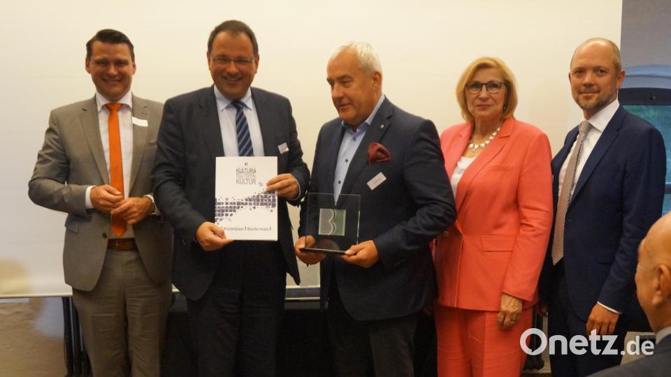 Dr. Ludwig Spaenle (Mitte) erhielt den Ehrenpreis. Glückwünsche kamen von den Vertretern des deutsch-tschechischen Zukunftsfonds, Tomas Jelinek und Petra Ernstberger (von rechts) sowie Landrat Thomas Ebeling und Staatssekretär Martin Schöffel (von links) Bild: wel