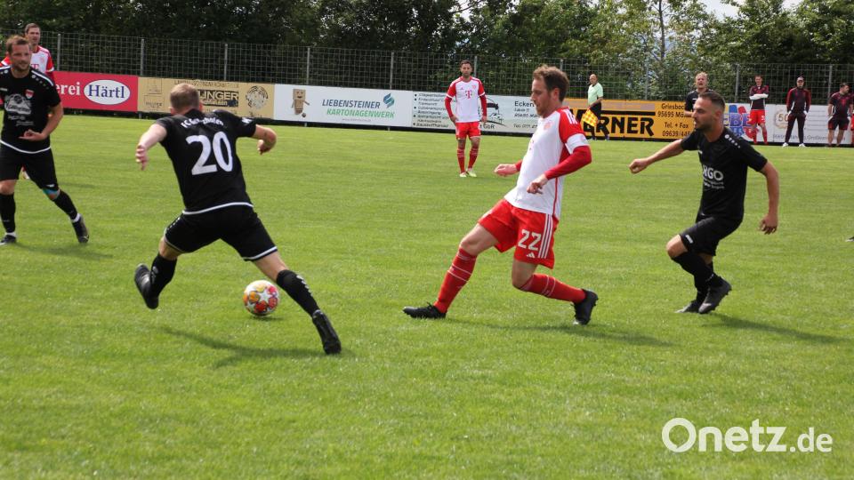 Aufopferungsvoll kämpfet die (SG) FC Gerolzhofen/DJK Michelau gegen den FC Bayern München und wurde am Ende dafür belohnt. Hier wehren gleich drei Unterfranken einen Bayern-Angriff ab. Bild: kro