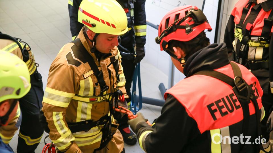 Partnercheck ist bei der Absturzsicherung sehr wichtig - hier kontrolliert man gegenseitig, ob die Knoten richtig angelegt wurden. Bild: egl