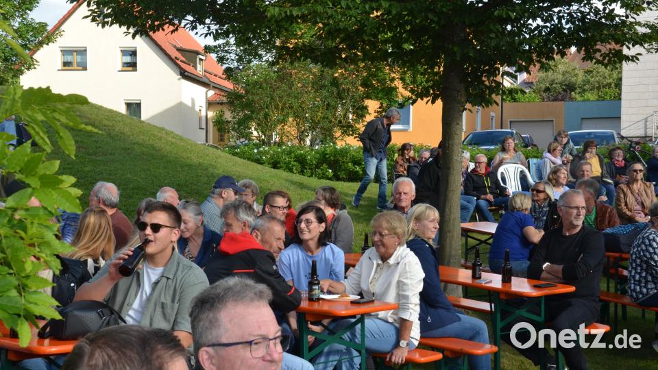 Rundum scharten sich die Besucher und feierten mit. Bild: dob