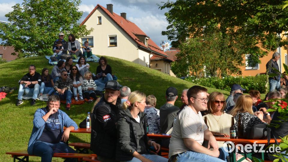 Auch auf dem Hügel ließen sich die Besucher nieder. Bild: dob