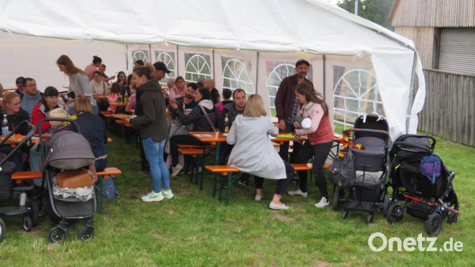 Im Zelt sind Besucher vor schlechtem Wetter geschützt. Bild: adj