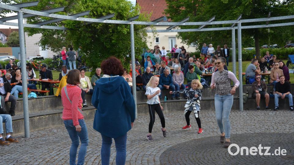 Es dauerte nicht lange und die ersten Tänzerinnen trauten sich auf das Kopfsteinpflaster. Bild: dob