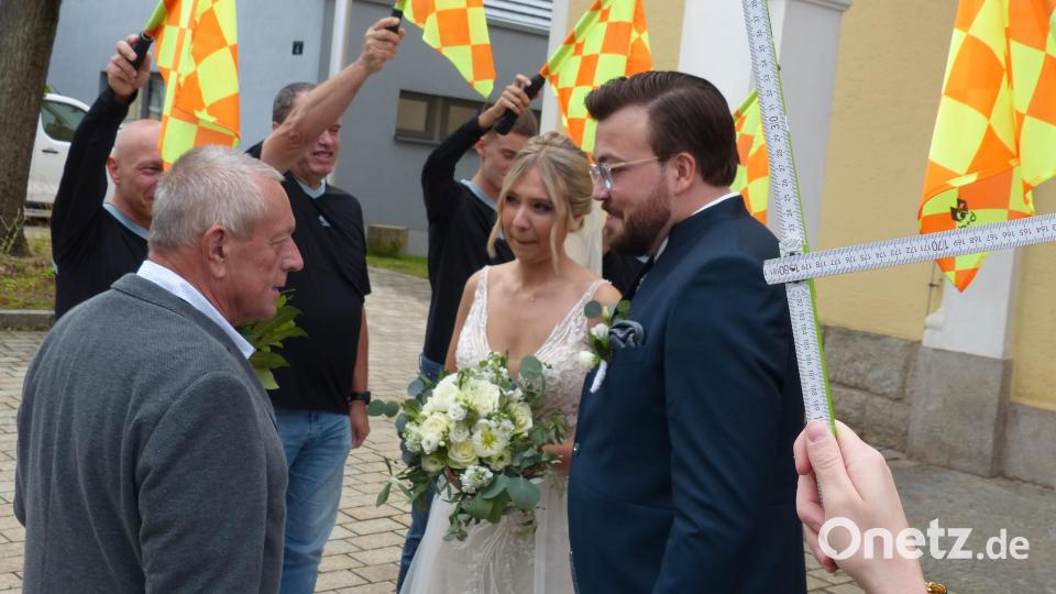Willi Hirsch gratuliert dem Brautpaar Bild: hme