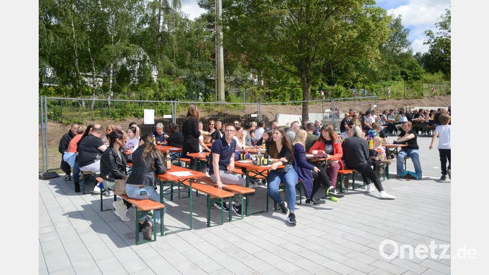 Im strömenden Regen waren am Samstagvormittag die Bänke und Tische aufgestellt worden. Eine richtige Entscheidung, denn am Nachmittag kamen die Sonne und die Besucher. Bild: bey