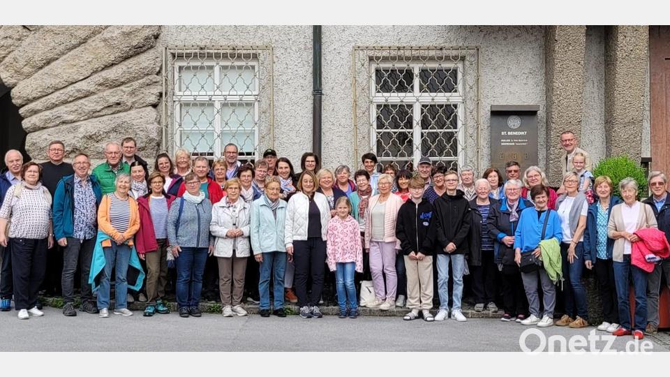 Zur Erinnerung an die Pfarrwallfahrt stellten sich die Teilnehmenden gemeinsam mit Pater Otto Grillmeier zu einem Gruppenfoto auf, bevor die Heimreise nach Waldsassen angetreten wurde. Bild: Sabine Ernstberger/exb