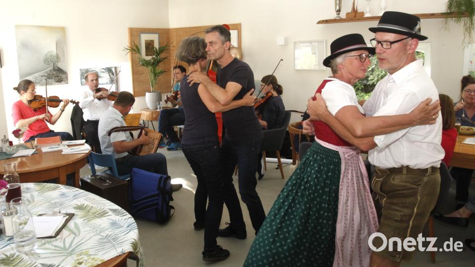 Im Fronberger Lawendls-Cafe treffen sich die Teilnehmer zum offenen Geigenstammtisch und tanzen den Zwiefachen. Bild: Hirsch