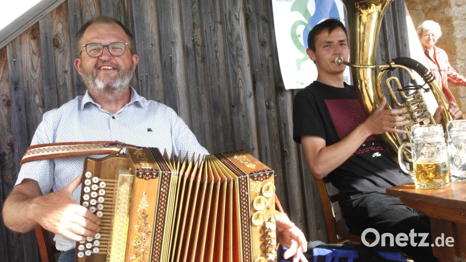 Kreisheimatpfleger Christian Rathey und sein Sohn Maximilian spielen auf dem Blasturmgelände auf. Bild: Hirsch
