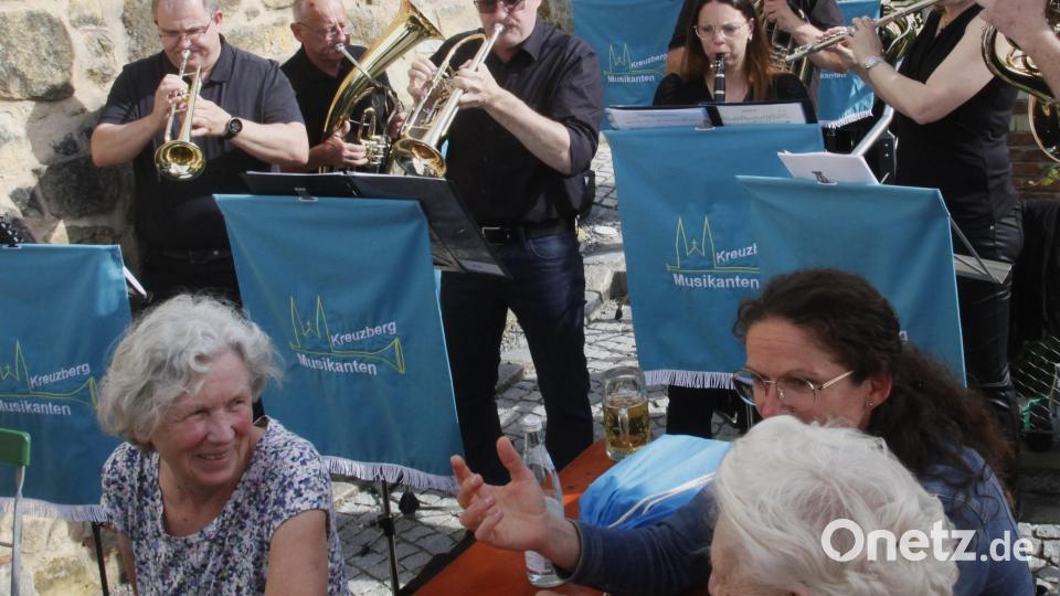 Die Kreuzbergmusikanten unterhalten die Gäste vor dem Türmerhaus. Bild: Hirsch