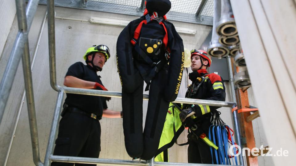 Eine Person, welche in einen Gurt gefallen ist, galt es zu sichern und zu retten. Ausbilder Roland Wiesnet (links) unterstützte hierbei. Bild: egl
