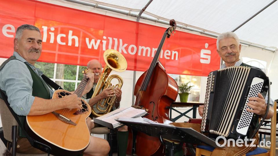 Die Erzbergmusik spielte traditionelle Stücke. Bild: mfh