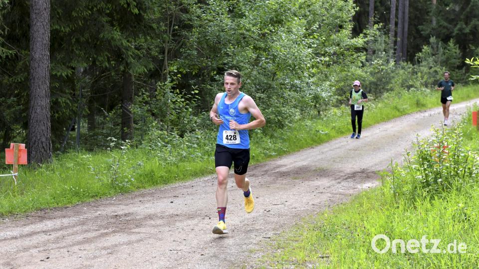 Dimitri Deppe vom RSC Amberg-Sulzbach/LT Rosenberg ist hier auf der Strecke vor Christa Schaller vom CIS Amberg. Bild: Hubert Ziegler