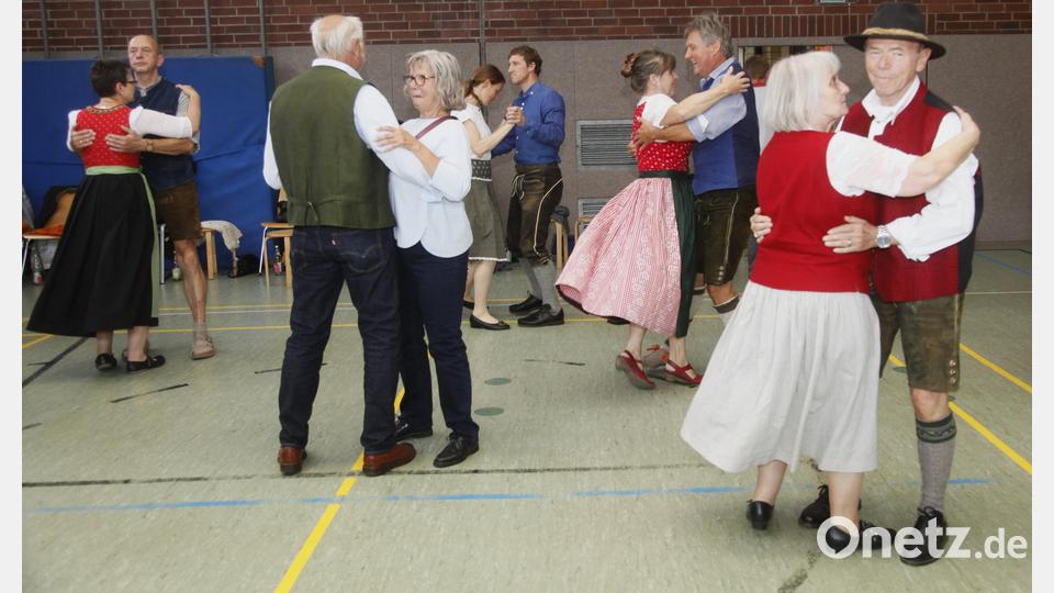 In der Turnhalle der Gerhardingerschule proben die Tanzpaare den Wechsel von Dreher- und Walzerschritt. Bild: Hirsch