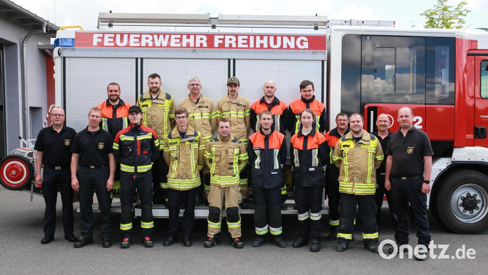 Die Teilnehmer mit Ausbildern. KBR Christof Strobl und Ausbilder Thomas Binner (v.l.), sowie Lehrgangsleiter KBM Andreas Luber (rechts) und die beiden weiteren Ausbilder Roland Wiesnet (2.v.r.) und Richard Pröm (4.v.r.). Bild: egl