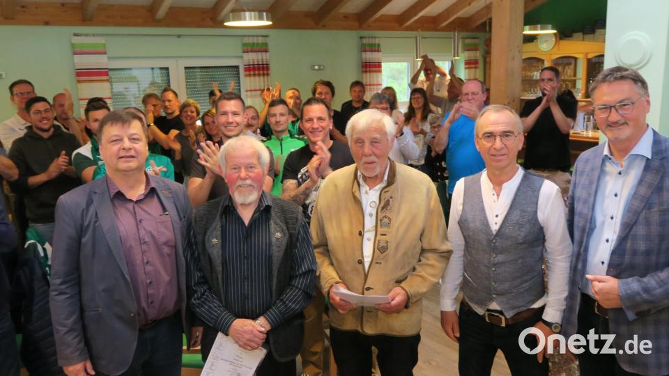 Vorsitzender Andreas Hanff (links), Stellvertreter Kurt Nachtmann (Zweiter von rechts) und Bürgermeister Hans Prechtl (rechts) würdigen unter dem Beifall der Mitglieder die Gründungsväter Josef Holmer (Zweiter von links) und Johann Bodensteiner (Mitte). Bild: Hirsch