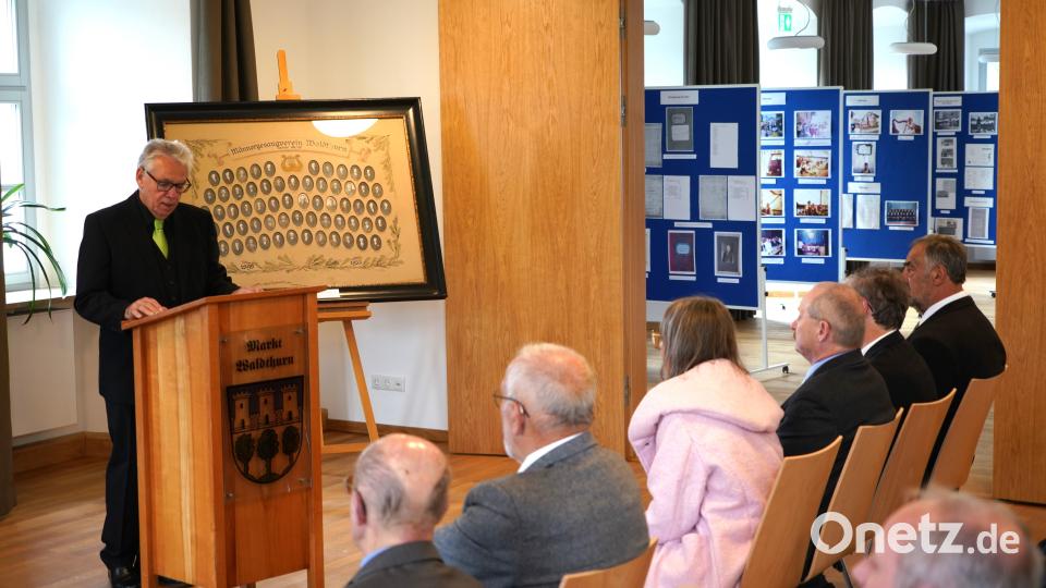 Der Vorsitzende des Gesang- und Orchesterverein Waldthurn, Bernhard Unger, blickt kurz auf die 125 Jahre des Vereins zurück und eröffnet im Lobkowitzschloss die Jubiläumsausstellung Bild: fvo