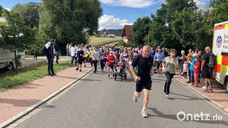 Kurz nach 17 Uhr machten sich am Samstag Jung und Alt auf die Einzelstrecken des Schnaittenbacher Bürgerlaufes. Bild: db