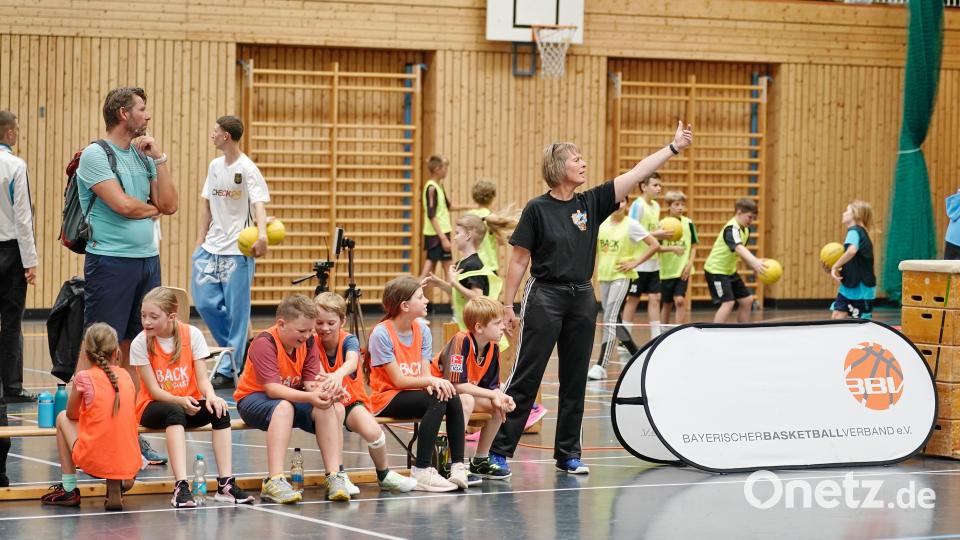 Christine Ruoff (rechts), Mit-Organisatorin des Grundschulcups. Bild: ref