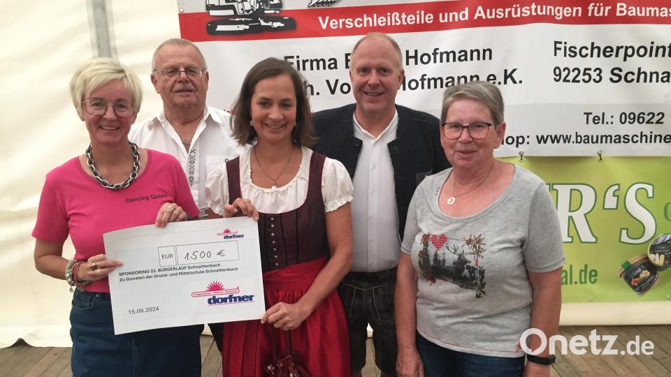 Schulleiterin Michaela Bergmann nahm den Spendenscheck von Freifrau Heike von Eib entgegen. Das Bild zeigt von links: Michaela Bergmann, Dietmar Krisch, Freifrau Heike von Eib, Marcus Eichenmüller und Bärbel Grützner. Bild: db